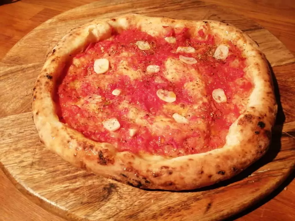 Pizza Marinara - a healthy Neapolitan pizza