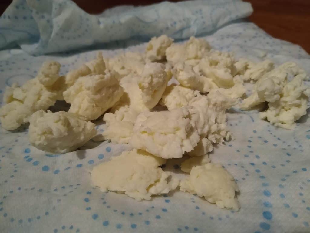 Drying mozzarella with kitchen roll is an excellent homemade pizza hack