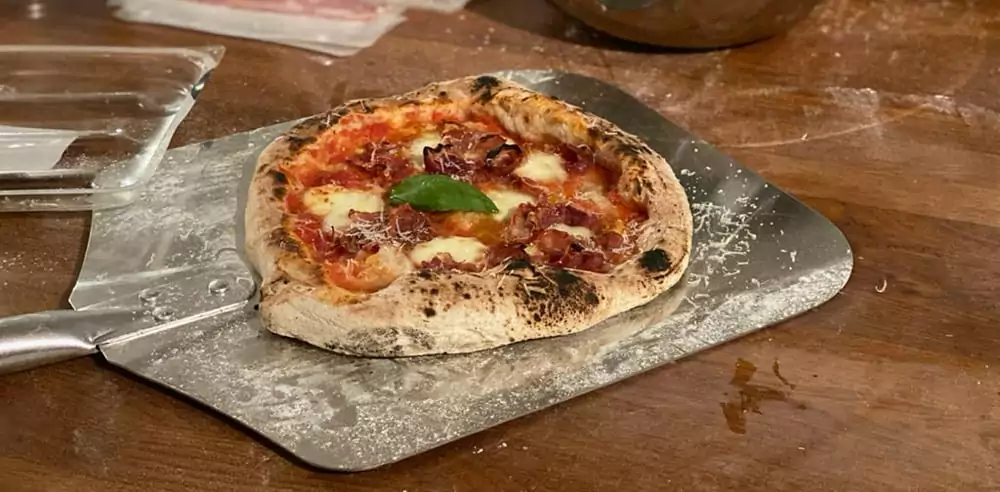 Chopping board hack for Neapolitan pizza