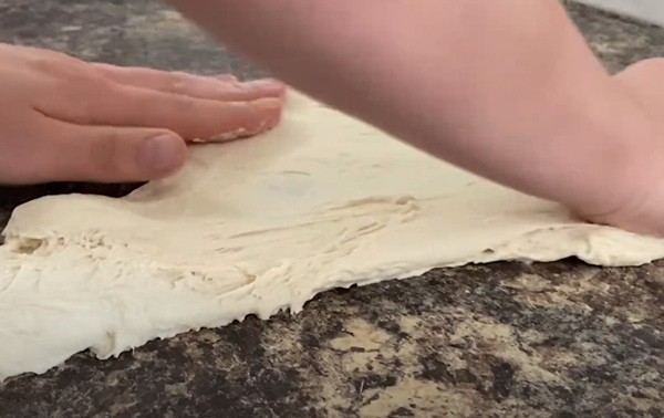 Using the frisaige technique for kneading pizza dough