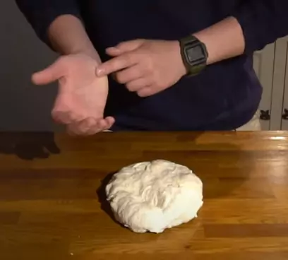 How to knead pizza dough
