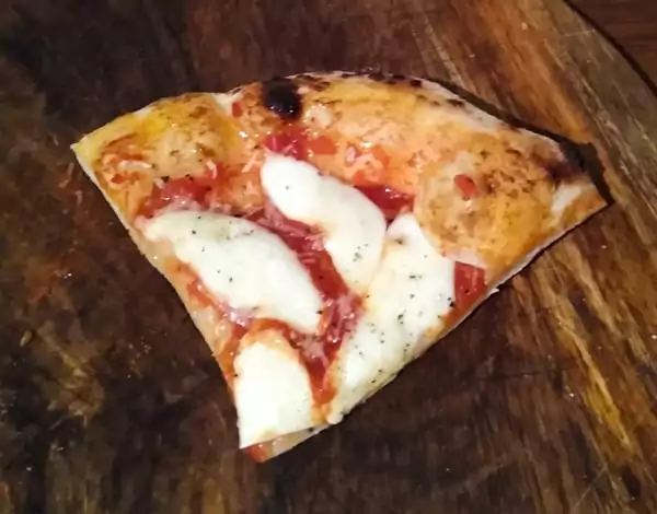 Calories in 1 slice of Neapolitan pizza