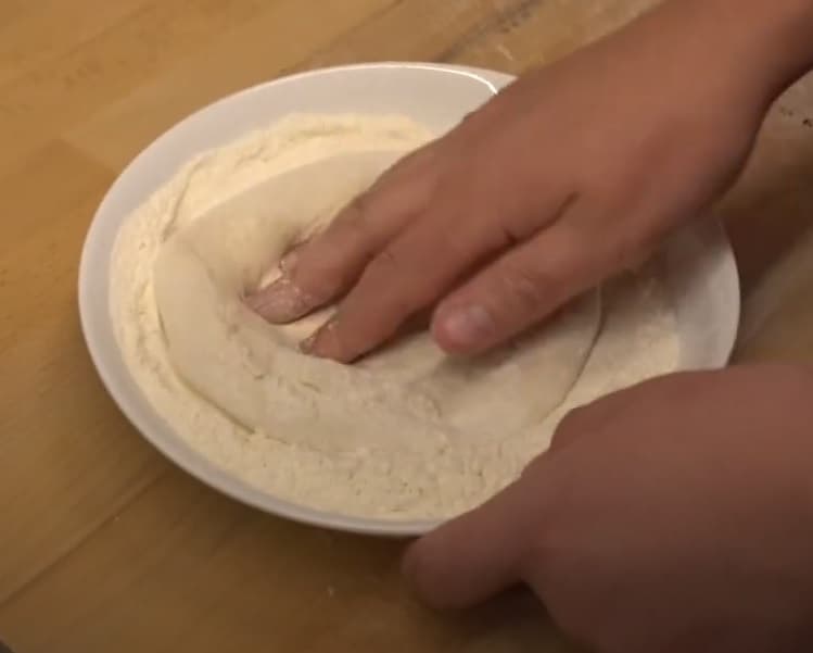 Coating NYC pizza dough