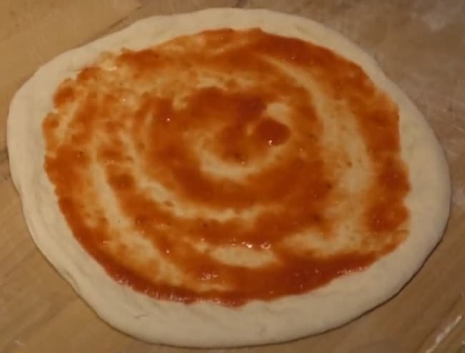 Tomato sauce on Neapolitan pizza